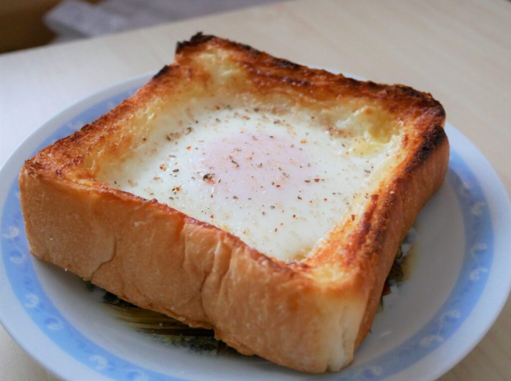 マヨネーズで囲った卵トースト