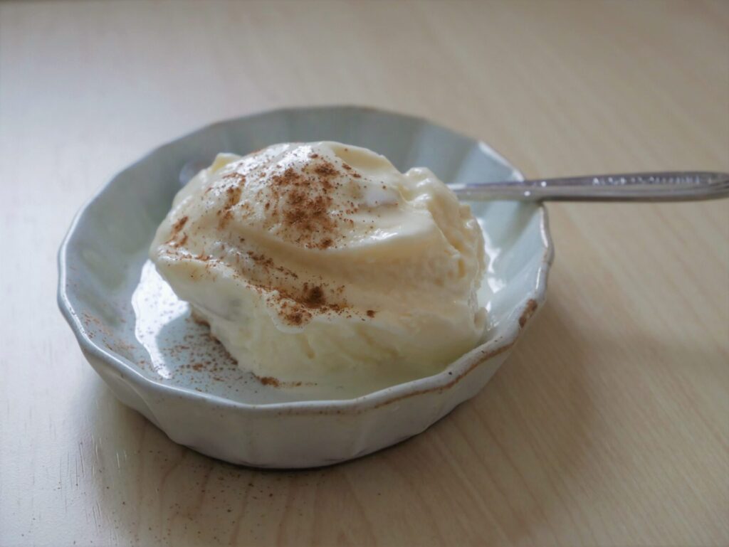 焼き芋入りのバニラアイスクリームにシナモンパウダーをかけたもの