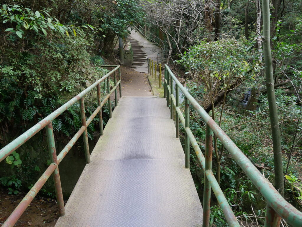 青谷道の橋と階段
