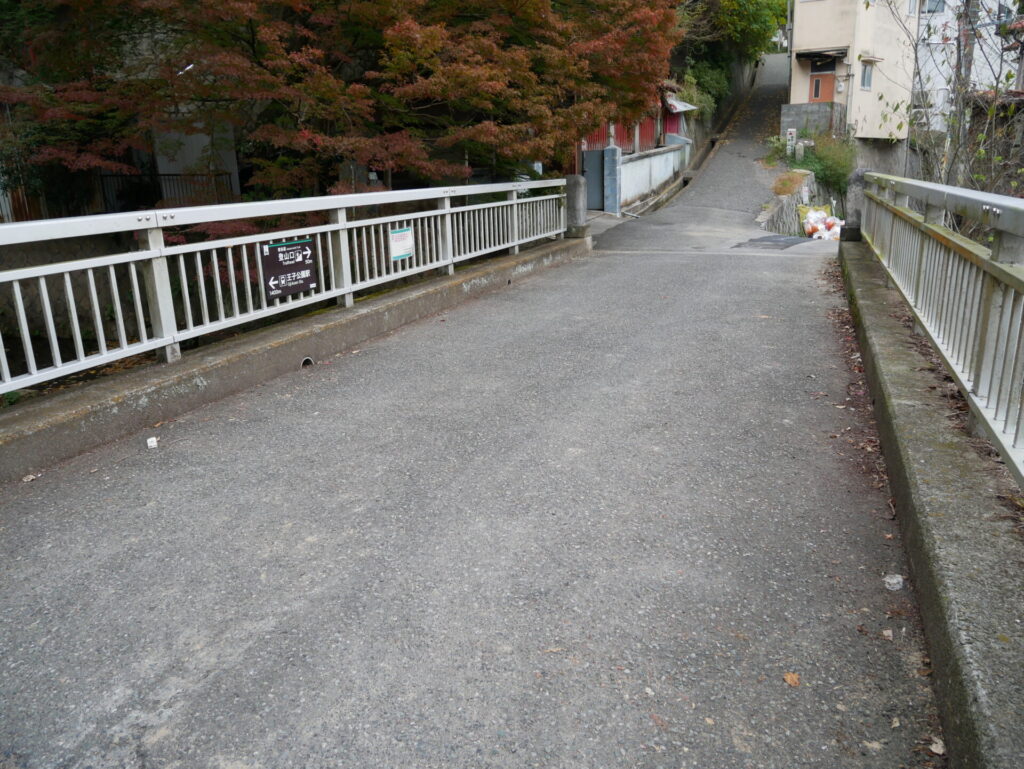 青谷道登山口前の橋