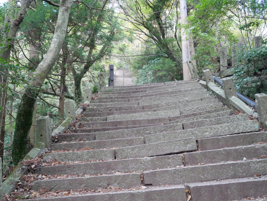 仁王門をくぐった先に続く摩耶山史跡公園への階段