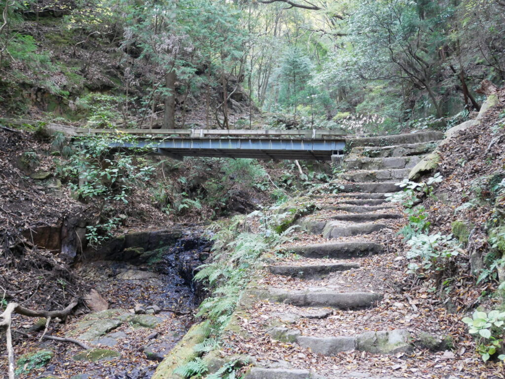 青谷道の石階段と橋
