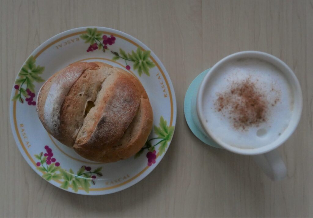 ルピシアのいもくりかぼ茶＆フォームミルクのドリンクと、ハウネベーヤーの石挽チーズブレッド