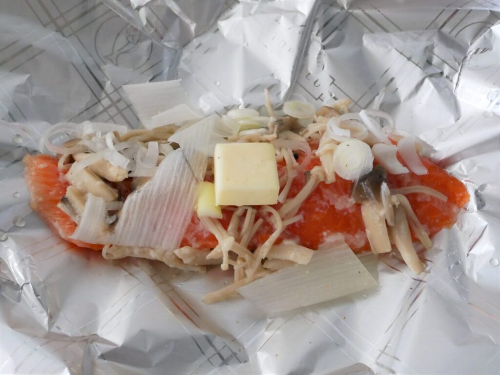 塩麴きのこ入り鮭のバターホイル包み焼きを作る過程（アルミホイルを閉じる前）