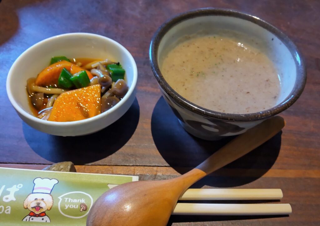 和食料理店「菜っぱ」のお浸しとしいたけのスープ